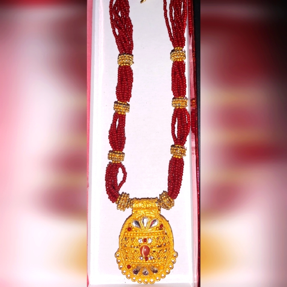 Vintage Beaded necklace with pendant